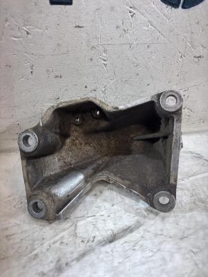 Кронштейн АКПП левый 4A0399113D Audi A6 C4