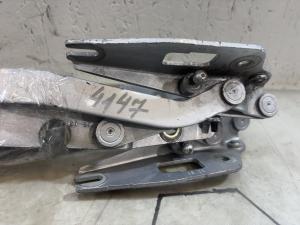 Петли крышки багажника левая правая 8E5827301C Audi A4 B6 sedan